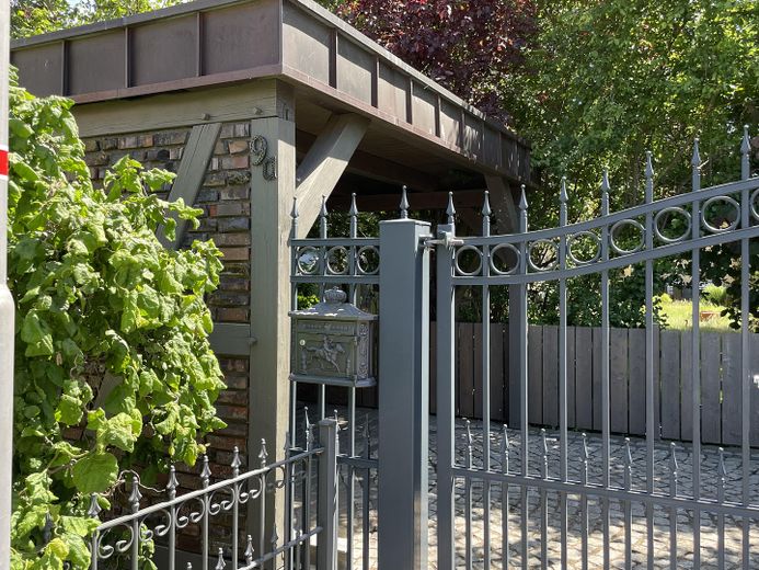 Bau- (Park-) Grundstück mit Tiny House, Carport, Terrassen – Eingangstor