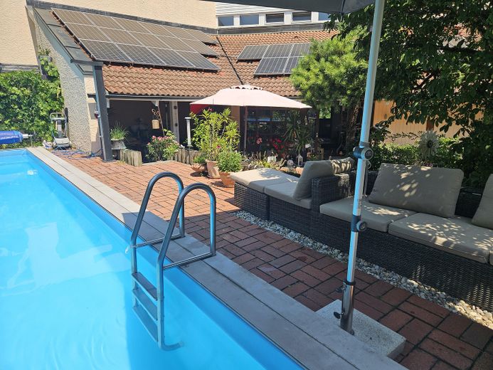 Prämierte Architektenvilla mit Pool & ELW in Pfarrkirchen: Nur ~200€ Energiekosten (Klasse A)! – Sommerfeeling