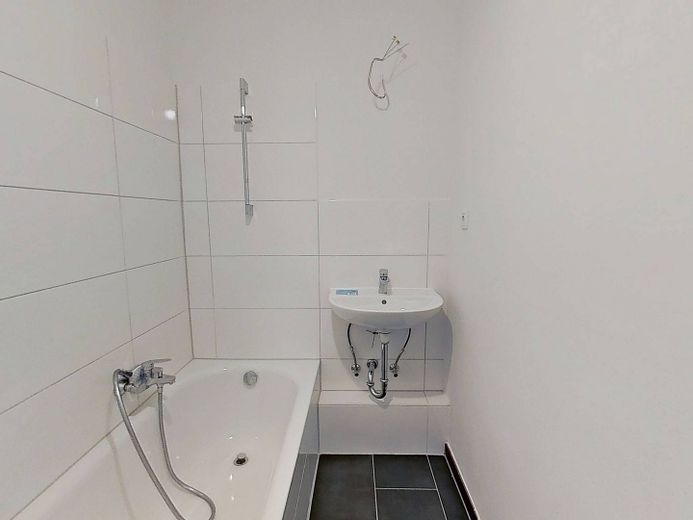 **2 ALQUILERES NETOS GRATIS** Bonito apartamento de 3 habitaciones bien distribuido, con cocina equipada, BALCÓN y bañera – Ansicht I: Bad