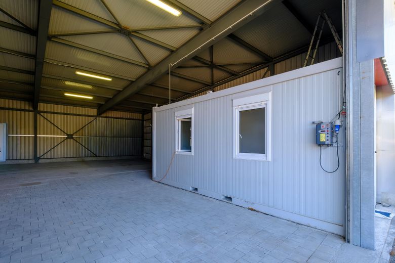 Halle, Lager oder Werkstatt mit Freifläche – Gewerbeareal flexibel teilbar – Halle C Bürocontainer