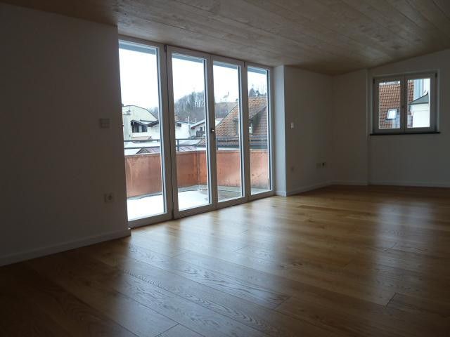 Particolare appartamento penthouse di 5 locali con balcone nel centro storico di Bad Tölz – Wohnzimmer mit Terrasse