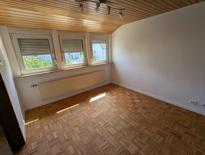 WG geeignete 4 Zimmer-DG-Whg mit Holzfußboden, Balkon, Wohnküche – Schlafzimmer 2