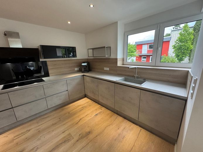 Modernes, großzügiges Einfamilienhaus mit Einliegerwohnung und Garage am Waldrand – Küche