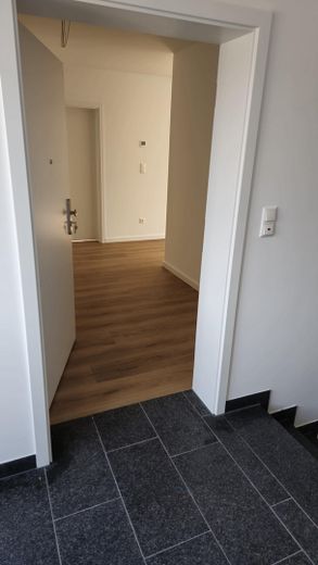 Neubau! Exklusive 3-Zimmer Wohnung mit Balkon! – Wohnungseingang