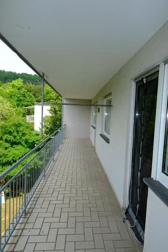 großer Balkon überdacht
