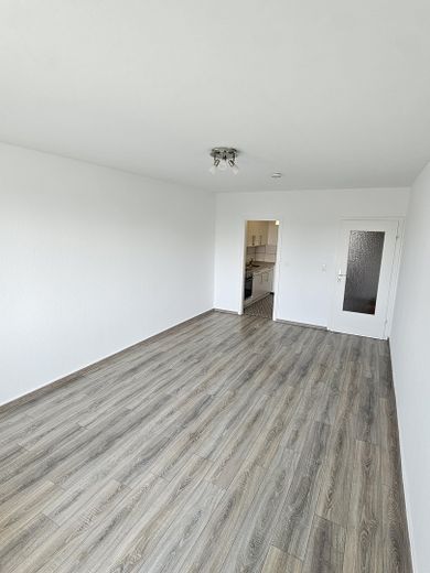 Der erste Schlüssel, der wirklich Dir gehört: Sanierte Wohnung mit Balkon – Wohnzimmer