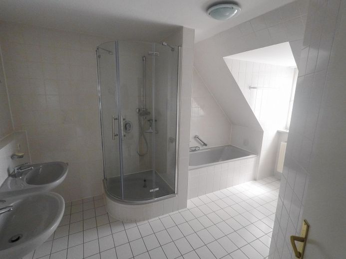 großes Badezimmer