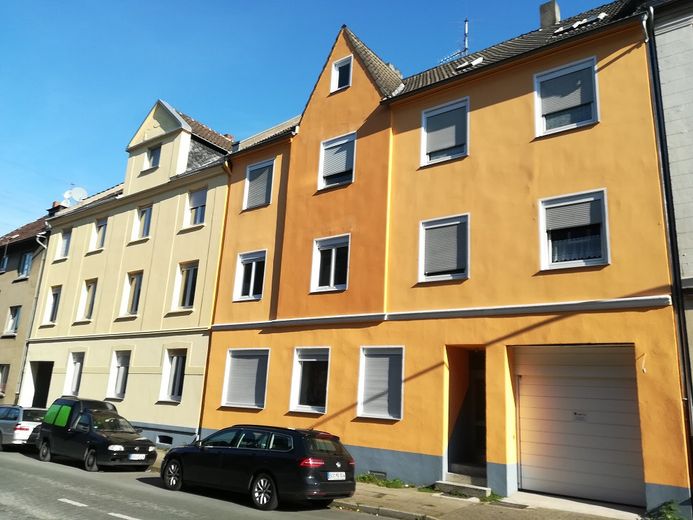 Schöne und renovierte 2,5-Zimmer Wohnung – Haus Vorderansicht