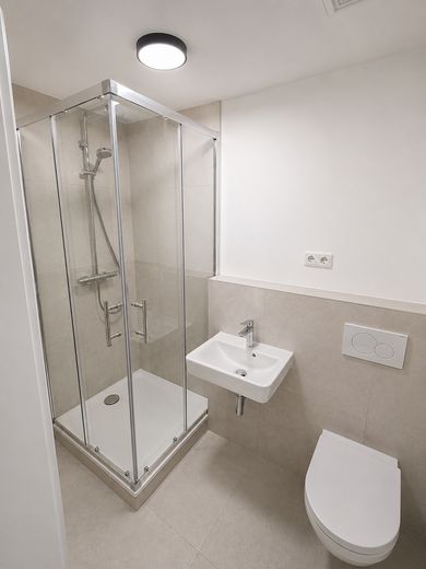 Modern kernsaniert provisionsfrei – stilvolles Wohnen mit besonderer Panorama-Fensterfront – Badezimmer