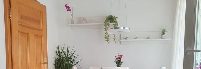 quiet, bright 2-room apartment with parquet flooring + balcony + kitchen – Wohnzimmer