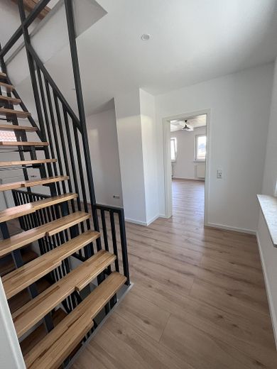 Neu saniertes Reihenendhaus in Harhausen mit Gartenanteil – Flur OG
