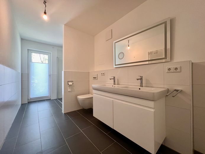 Provisionsfei: bezugsfreie, 3-Zimmer plus - KfW-55-Standard – Duschbad