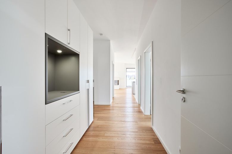 Einzigartige Dachterrassenwohnung - 3-FH - Erstbezug – Flurschrank und Flur