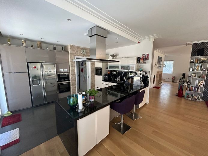 Große und modern-luxuriös ausgestattete Villa im Toskana-Stil am Hamburger Stadtrand zu verkaufen – Küche (3)