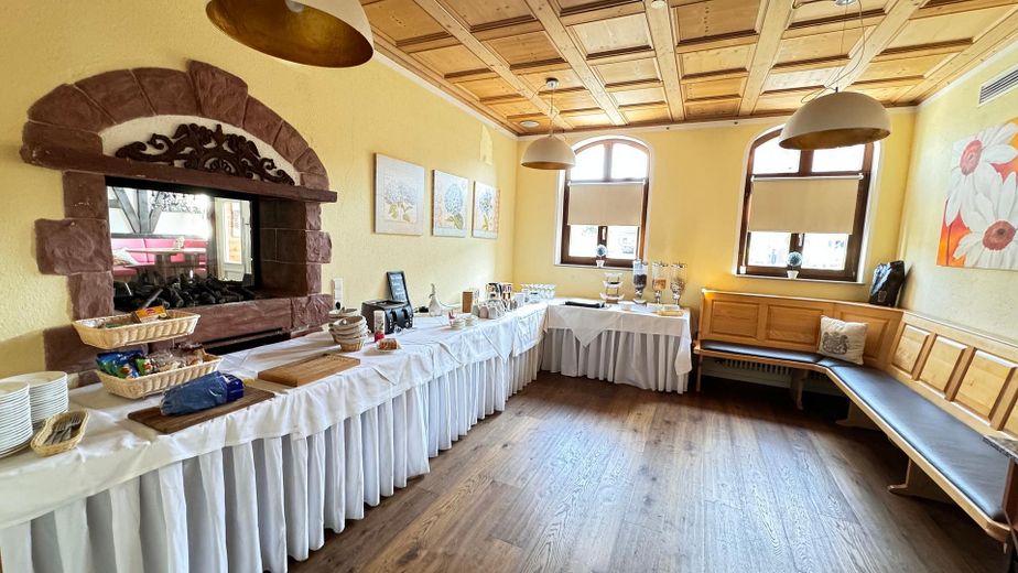 Nebenzimmer als Frühstücksraum
