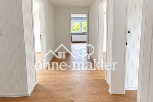 Frisch renoviert: Helle Dachgeschosswohnung mit Tageslichtbad in Springe-Holtensen
