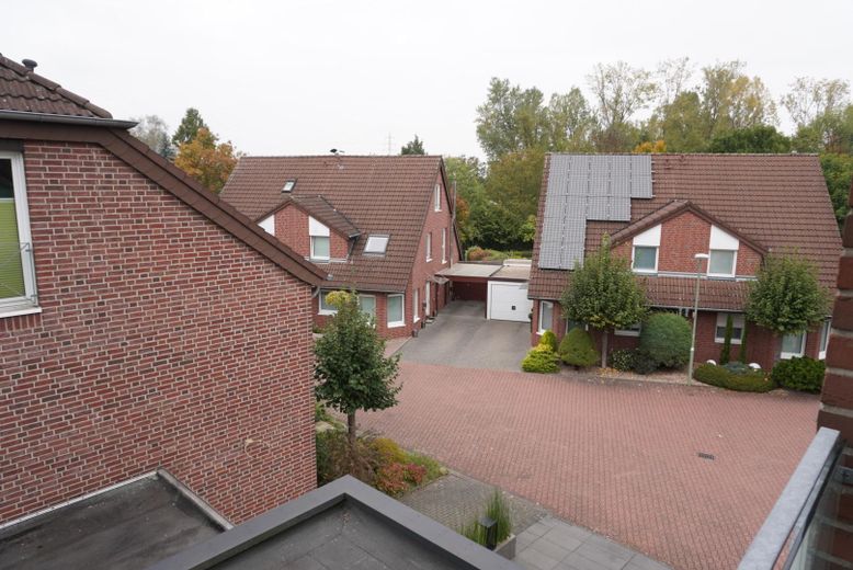 Reihenhaus, mit Doppelgarage, PV-Anlage, Speicher – Sicht vom Badezimmer