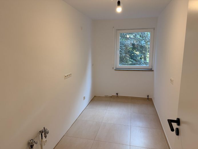 Frisch saniert & bezugsfertig: 2 Balkone, Echtholzparkett und Tiefgarage – Küche