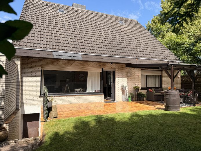PRIVO DI PROVVIGIONE - casa unifamiliare indipendente in posizione migliore – abitare con giardino su attraente terreno d’angolo – Die Terrasse