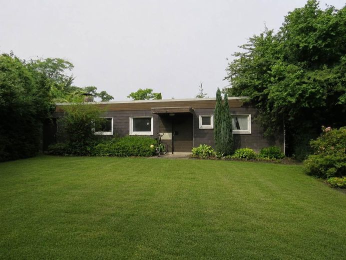 Bungalow mit großem Grundstück und viel Potenzial in außergewöhnlich ruhiger Lage – Vorgarten und Eingangsbereich