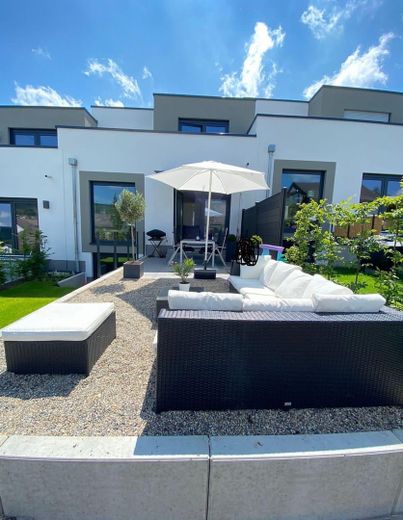 Exklusives Gartenhofhaus mit Garten, 2 Tiefgaragenstellplätzen und moderner Energietechnik – Bild außen
