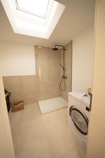 Schöne 3 Zimmer Wohnung / mit XXL Tiefgarage – Bad