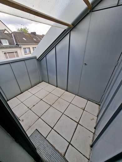 प्रकाशमय 3-कमरे का अपार्टमेंट/पैदल क्षेत्र Hauptstraße/कमीशन-मुक्त – Kleiner Balkon