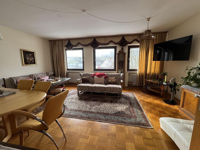 Großzügiges Mehrfamilienhaus mit Sauna in Nentershausen-Süß – Wohnzimmer 2. Etage