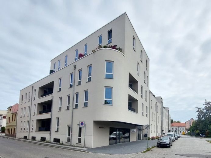 Ampio appartamento di 4 locali con balcone e posto auto in garage sotterraneo in affitto! – Foto 1