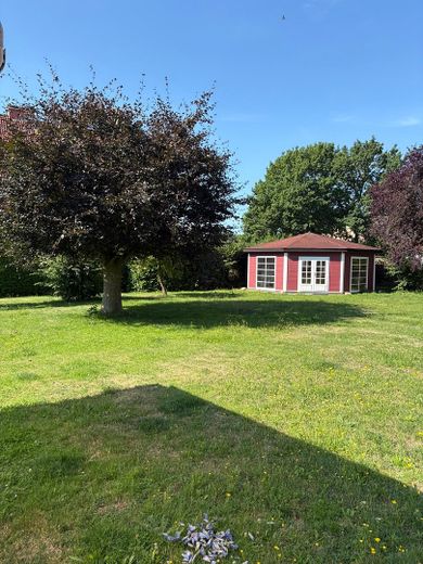 Freistehendes Einfamilienhaus mit Doppelgarage und schönem Garten – Foto 9