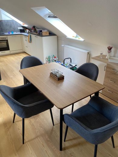 Charmante Dachgeschosswohnung – renoviert & stadtnah – Essbereich