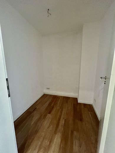 Mieszkanie 4-pokojowe | Balkon | duża kuchnia | pomieszczenie gospodarcze | miejsce parkingowe – Abstellraum