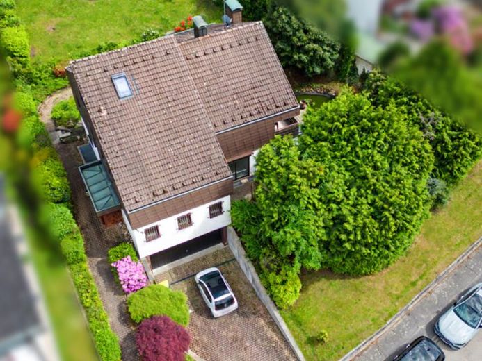 Familienidylle mit Einliegerwohnung & großem Garten in bevorzugter Wohnlage – Foto 1