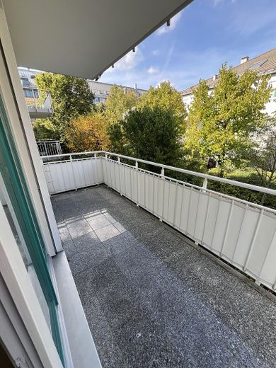 Frisch renovierte 2-Zimmer-Wohnung mit neuer Einbauküche und Balkon in Sendling-Westpark – Balkon