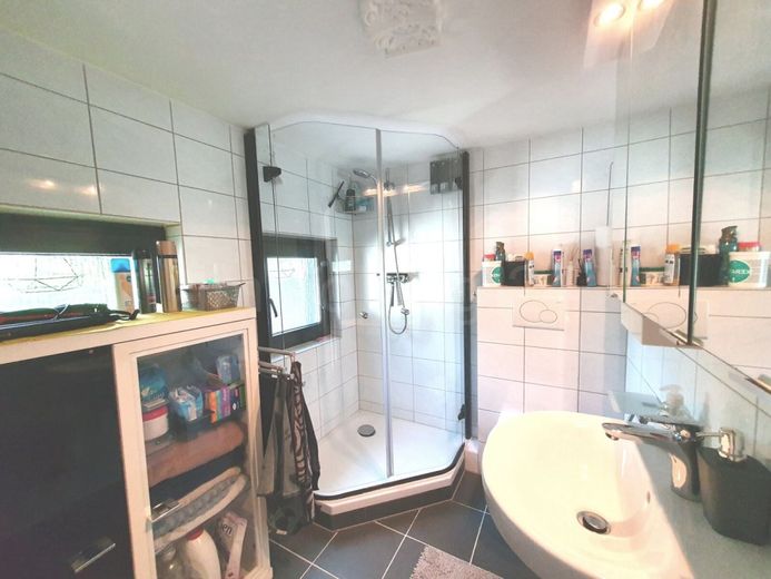 ++ MODERNISIERTES DREIFAMILIENHAUS + DOPPELGARAGE + GARTEN IN GUTER LAGE!! ++ – BADEZIMMER ERDGESCHOSS