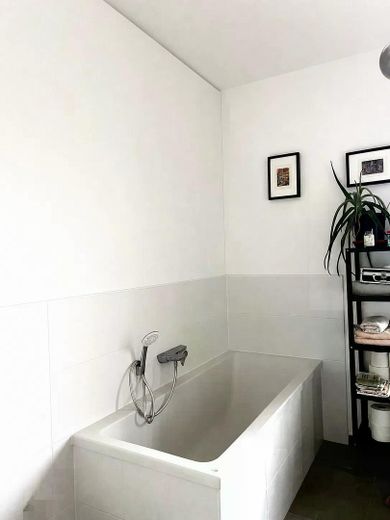 Modernes Neubau-Apartment mit großzügigem Balkon / Berlin-Stralau – Badewanne