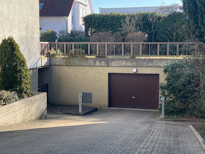 2,5 Zi-Wohnung Hochparterre mit Nord und Süd Balkon in ruhiger Lage, Tiefgarage, geringe Nebenkosten – Tiefgaragenzufahrt