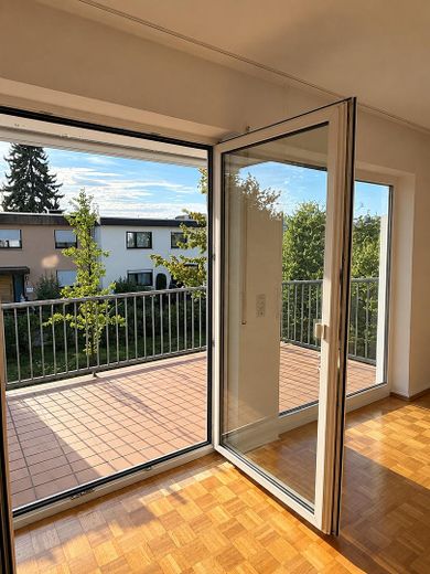 Senza commissioni: appartamento di 3 locali con ampio balcone esposto a sud, cantina e posto auto – Doppelflügeltüren um Balkon