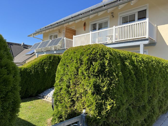 helle 2-Zimmer Wohnung mit Balkon – Hausansicht