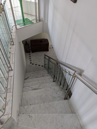 Treppe zum Keller und Zimmer