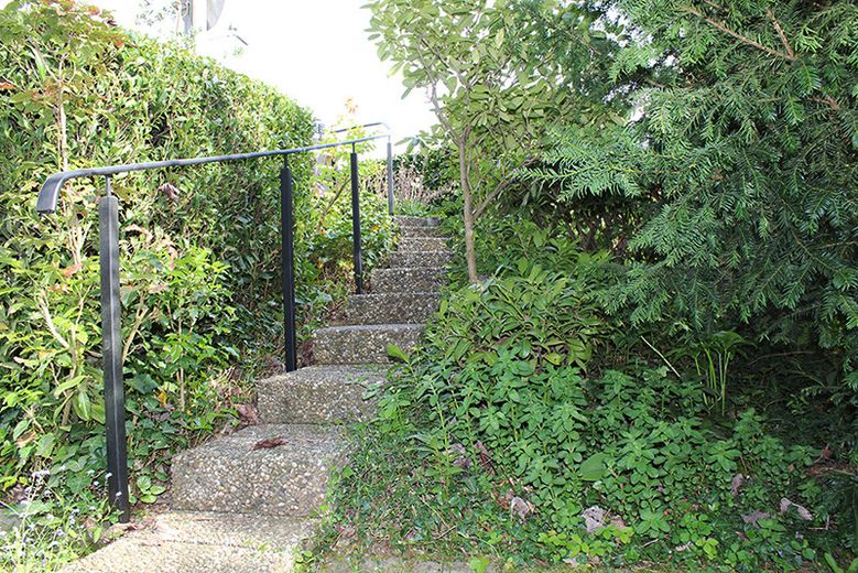 Zweifamilien-Wohnhaus in der Kleinstadt Leun im Lahn-Dill-Kreis. Der Kaufpreis ist verhandelbar. – Treppe vom Garten zur Terrasse
