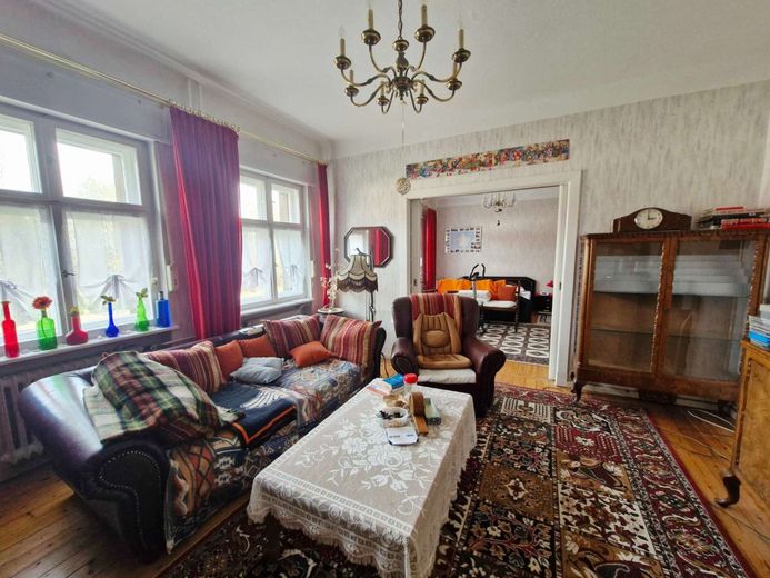 Stilvolle Landhausvilla - Wohnen mit Seele – Wohnzimmer mit Durchgang zum Schlafzimmer EG