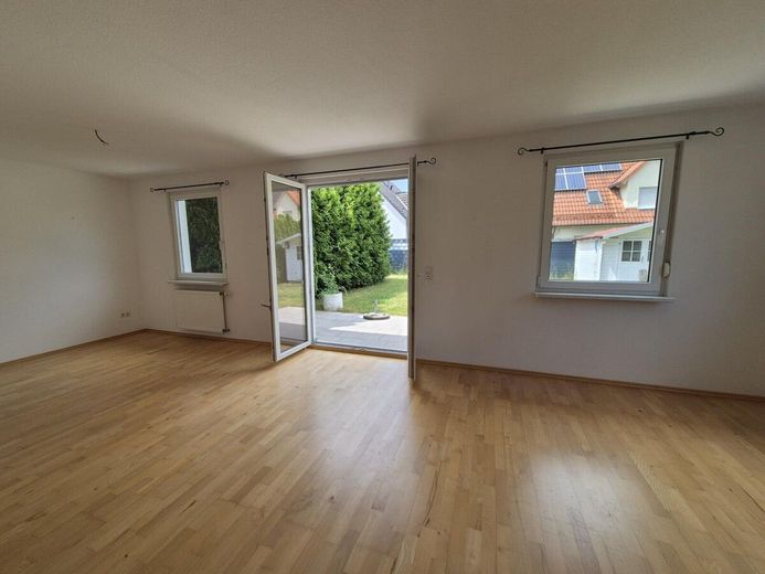 Von Privat: Reiheneckhaus in ruhiger Lage Schwarzenbruck / OT Lindelburg – Wohnzimmer Foto NR 3