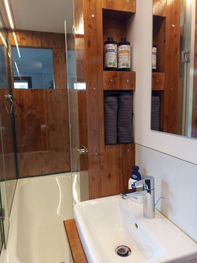 Kiralık arsa üzerinde kullanıma hazır, yüksek kaliteli konteyner Tiny House (ana ikametgâh olarak kullanılabilir) – Badezimmer mit Wanne