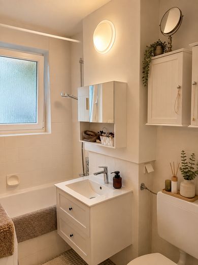 Helle 1-Zi. Wohnung mit großem Balkon gut vermietet und attraktiv gelegen in Großburgwedel – Badezimmer