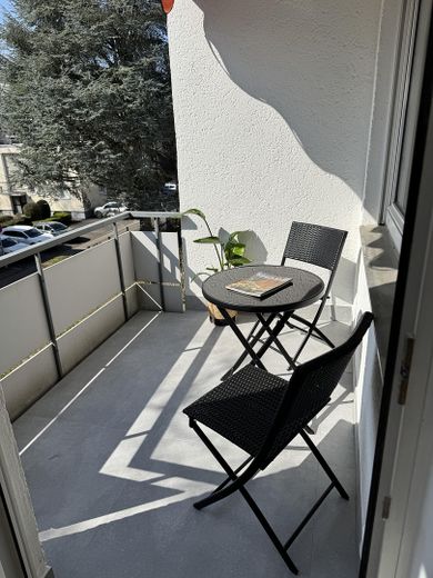 Ubicación perfecta, renovada con materiales de alta calidad: exclusivo apartamento de 3 habitaciones – Balkon 2