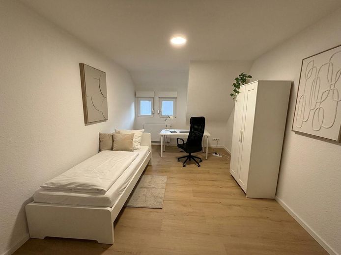 Möbliertes WG-Zimmer in Frauen-WG in Heilbronn-Neckargartach – Zimmer 5 mit 13,88qm