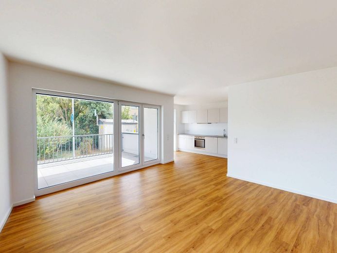 Lichtdurchflutete 3-Zimmer-Wohnung mit EINBAUKÜCHE, BALKON und 2 Bädern – Ansicht III: Wohn- und Esszim…
