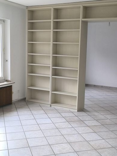 Provisionsfrei für Käufer | Familienhaus in Toplage | Bieterverfahren ab 389.000 € – Wohnzimmer Bücherregale