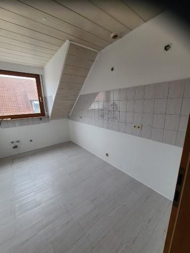 SOFORT BEZUGSFREI! Sehr geräumige lichtdurchflutete 4-Zi- Maisonette-Wohnung inkl. Balkon, Carport – Küche